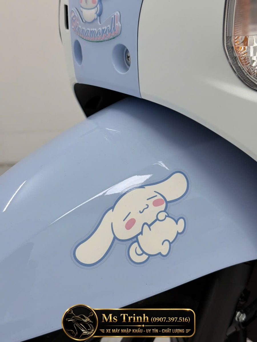 Tem Cinnamoroll trên dè trước Honda Scoopy 2026 tạo điểm nhấn cực đáng yêu