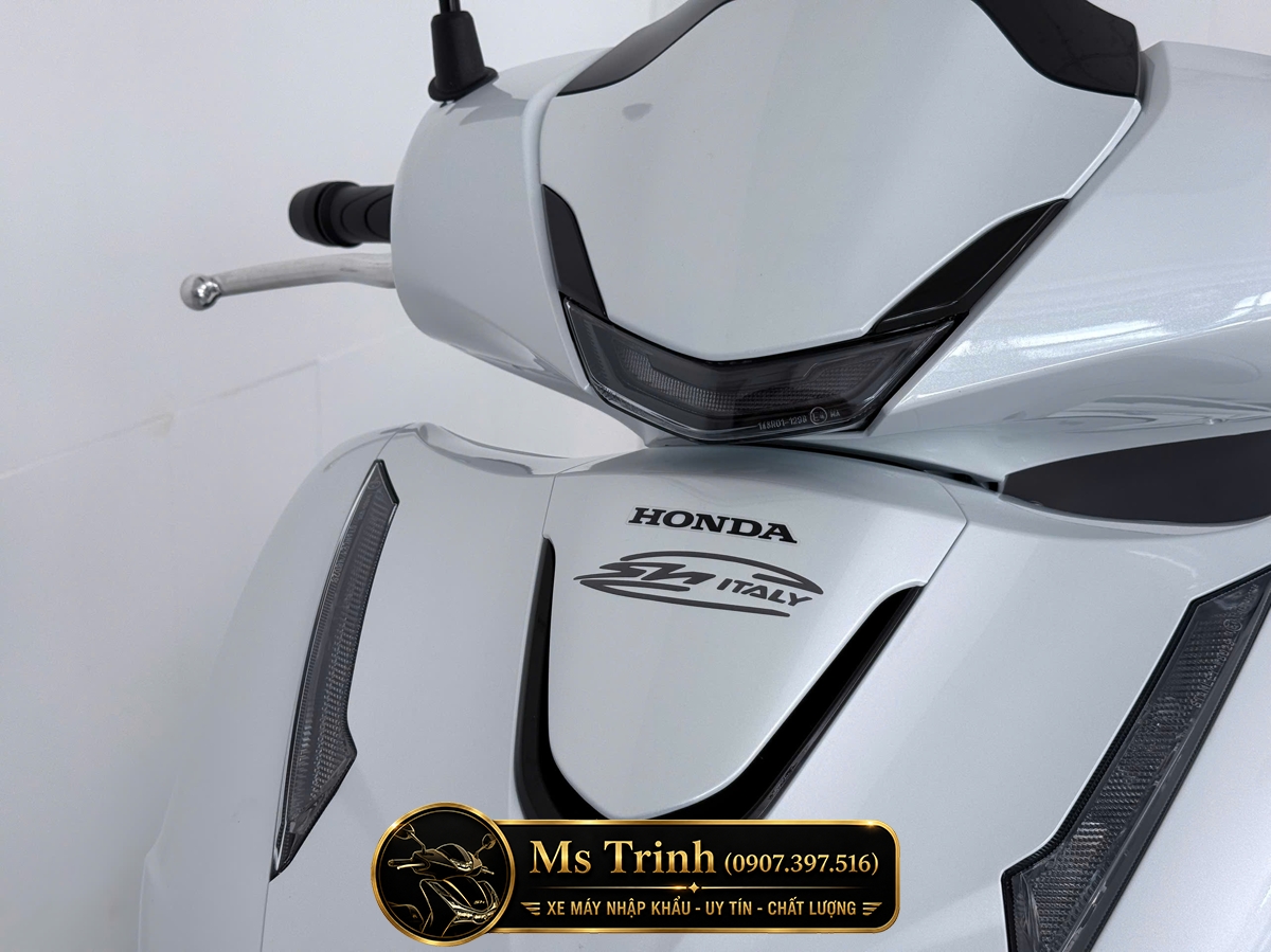 Logo SH Italy độc quyền trên mặt nạ Honda SH150i HMR Cận cảnh biểu tượng SH Italy phía trước Honda SH150i nhập HMR Ý