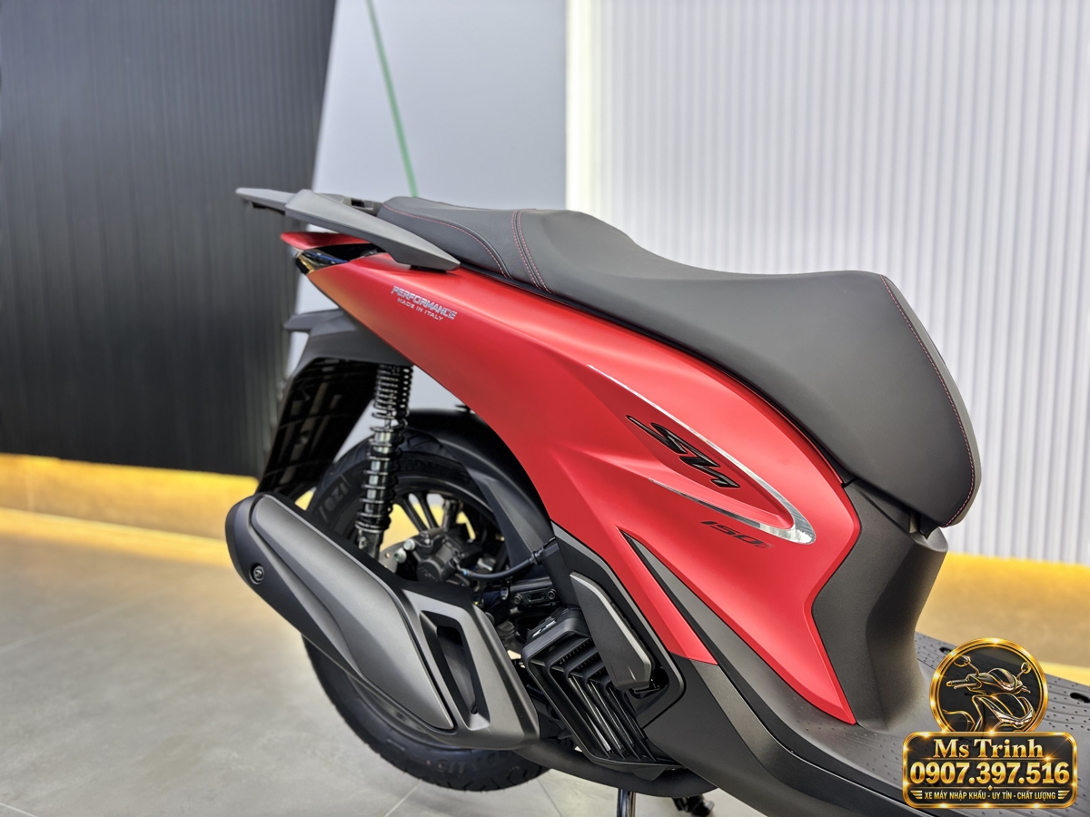 Hông phải xe SH150i Ý đỏ với yên đen, thân xe màu đỏ và hệ thống ống xả phía sau