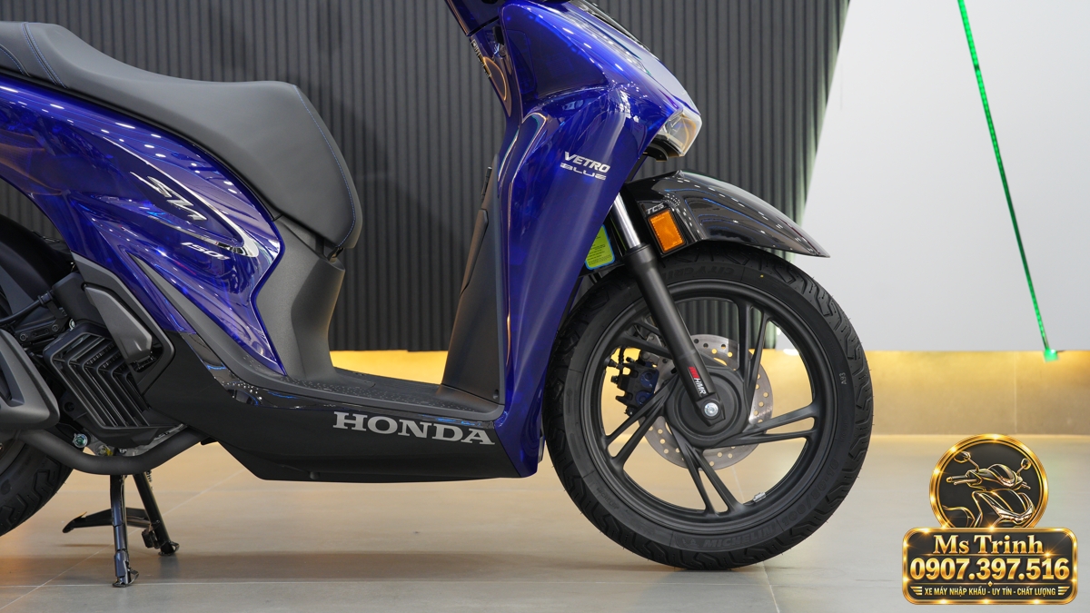 Sàn để chân Honda SH150 Vetro Blue 2027 màu đen kết hợp thân xe Sapphire và chữ Honda