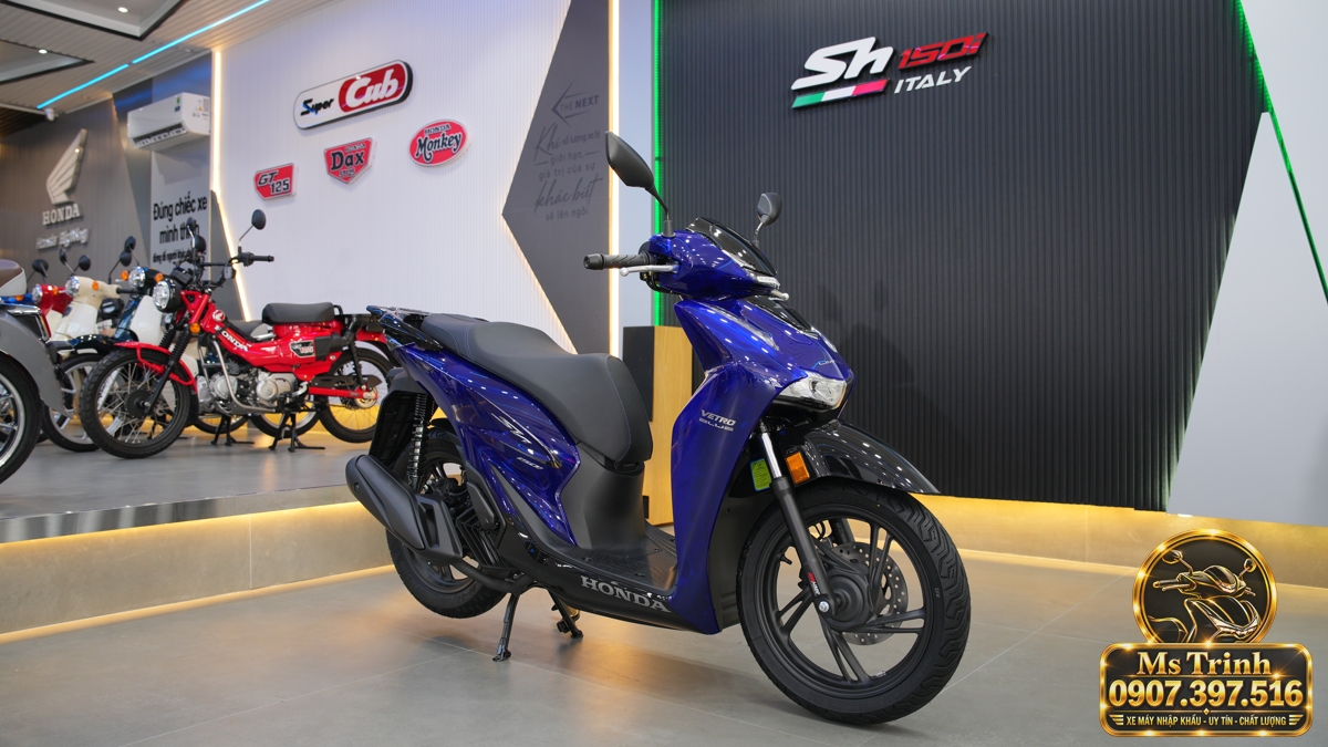 Góc nghiêng phía trước Honda SH150 Vetro Blue 2027 cho thấy màu xanh Sapphire và dáng xe nhập Ý