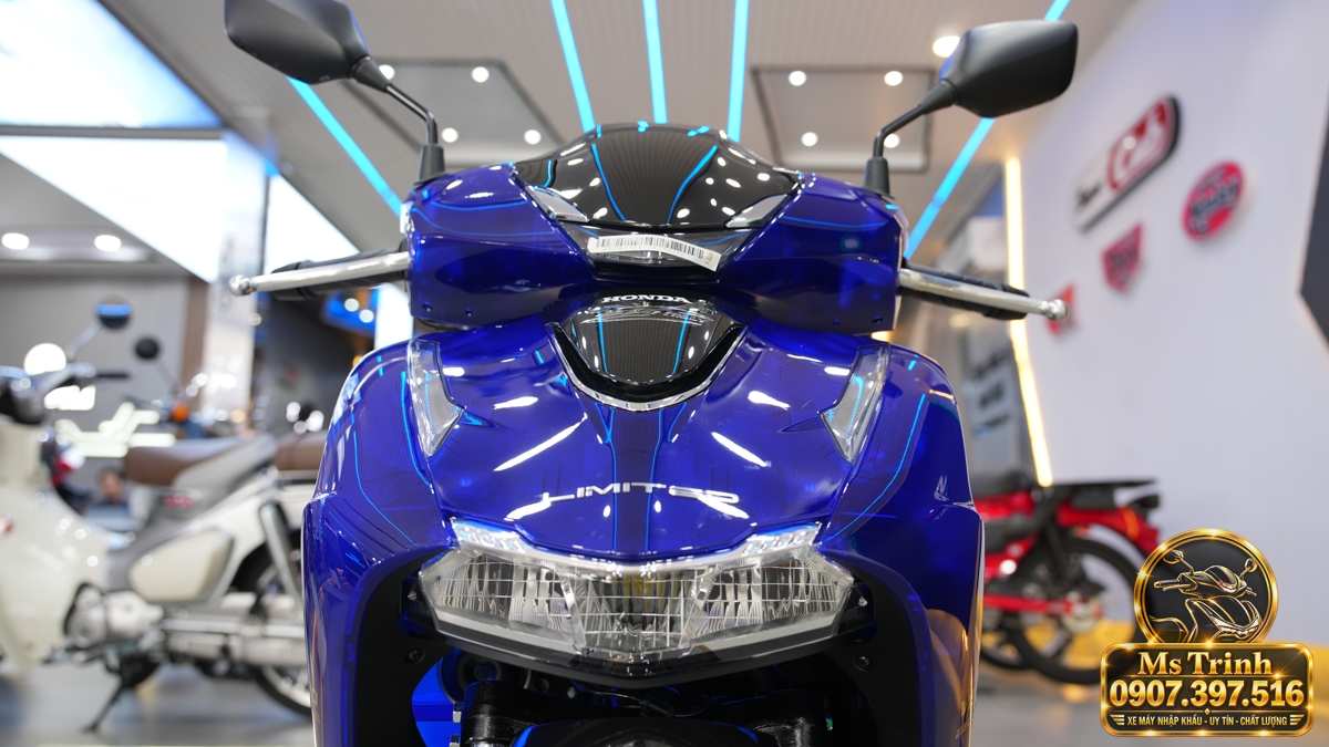 SH150 Ý Vetro Blue 2027 nhập khẩu với thiết kế cao ráo và dàn áo xanh Sapphire