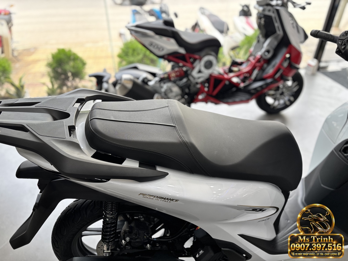 Yên xe Honda SH150i trắng nhập Ý với tem sườn vàng Yên đen Honda SH150i trắng nhập khẩu Ý 2027 kết hợp dàn áo trắng và tem sườn vàng