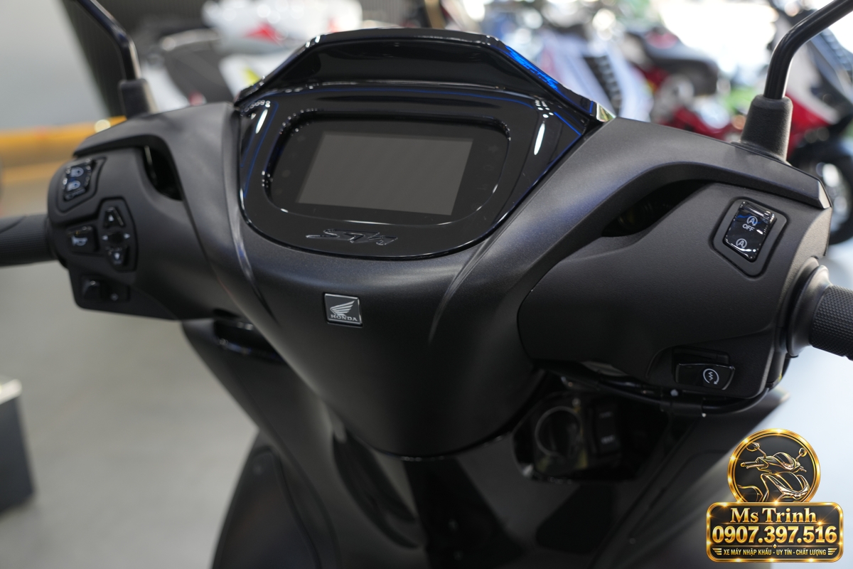Đồng hồ và khu vực tay lái của Honda SH150i Ý đen nhám 2027 trong bộ ảnh xe thực tế
