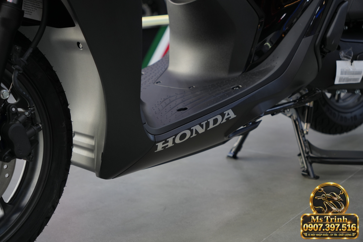 Không gian đặt chân của Honda SH150i Ý đen nhám 2027 trong bộ ảnh xe thực tế