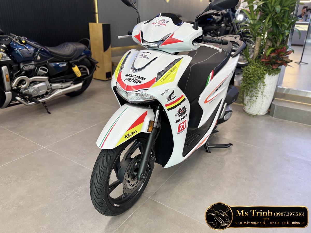 Honda SH150 Ý Malossi 2026 nhìn chéo phía trước, nổi bật bộ tem đỏ vàng trên nền trắng