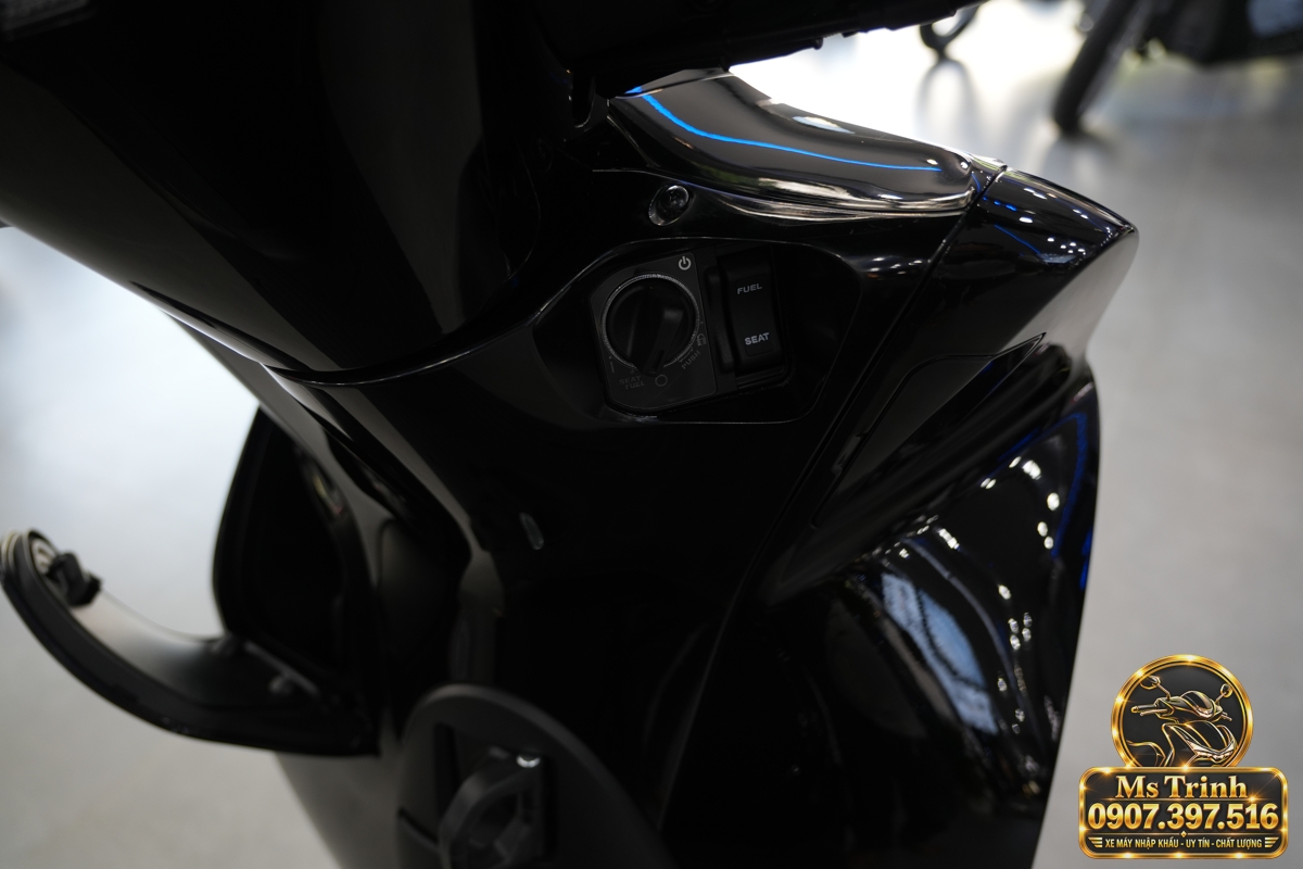 Cụm điều khiển trên Honda SH150i hỗ trợ thao tác các tiện ích màn hình và kết nối điện thoại. Cụm điều khiển trên Honda SH150i hỗ trợ thao tác các tiện ích màn hình và kết nối điện thoại.