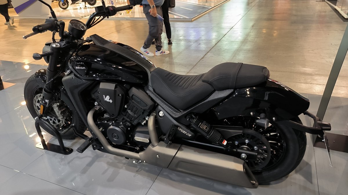 Benda Drak Flag 500, Động Cơ V4, Phuộc Nâng Điện, TCS, ABS tại Tây Ninh